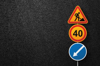 Yol işaretleri resmi arka plan asfalt üzerinde bir işçi olan yuvarlak ve üçgen şekil. Hız sınırı. Asfalt, en iyi görünüm doku.