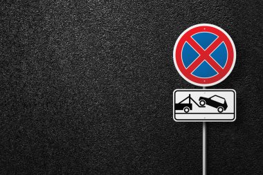 Asfalt arka planda yol tabelası. Park yeri yok. Arabanın tahliyesi. Asfalt dokusu, üst görünüm.