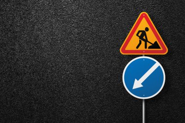 Asfalt bir arka plan üzerinde bir işçi resmi ile dairesel ve üçgen şekli yol işaretleri. Işaretçi. Asfalt dokusu, üst görünüm.