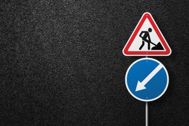 Asfalt bir arka plan üzerinde bir işçi resmi ile dairesel ve üçgen şekli yol işaretleri. Işaretçi. Asfalt dokusu, üst görünüm.