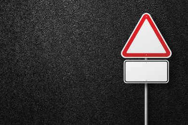 Asfalt bir arka plan üzerinde üçgen şekli boş yol işaretleri. Asfalt dokusu, üst görünüm.