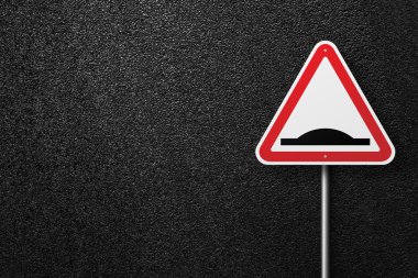 Yol iz arka plan asfalt üzerinde üçgen şekli. Yapay pürüzlülük. Asfalt, en iyi görünüm doku.