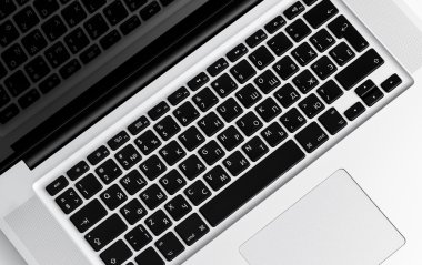 Açık dizüstü bir siyah tuşları ile.