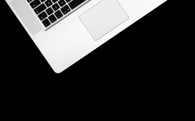 Siyah bir arka plan açı dizüstü.