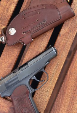 Makarov tabanca ve kılıfından ahşap kurullarında yalan.