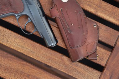 Makarov tabanca ve kılıfından ahşap kurullarında yalan.