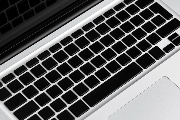 Открытый ноутбук с черными ключами . — стоковое фото