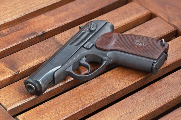 Makarov tabanca ve kılıfından ahşap kurullarında yalan.