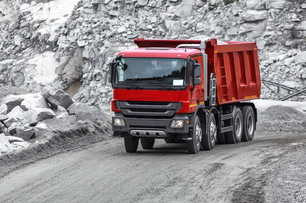 Damperli kamyon bir taş ocağında çalışan