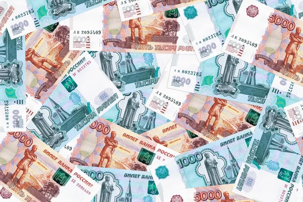 Banknoten in Tausend und Fünftausend Rubel in einem Haufen — Stockfoto