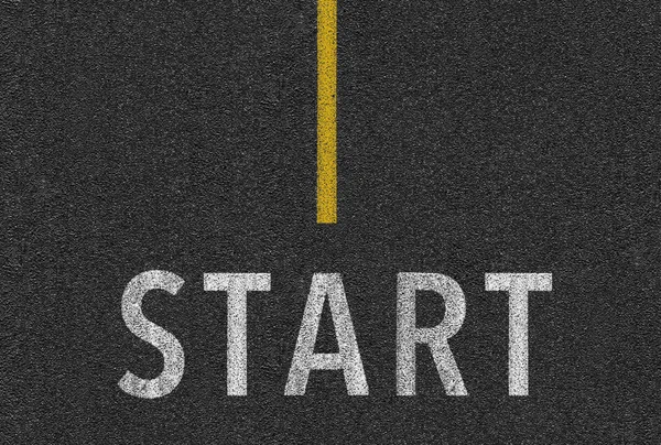 Başlangıç çizgisine kaldırıma bölen şeridi ile