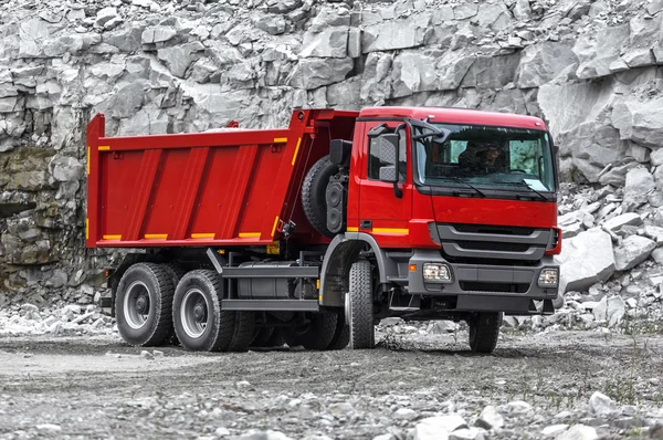 Damperli kamyon bir taş ocağında çalışan