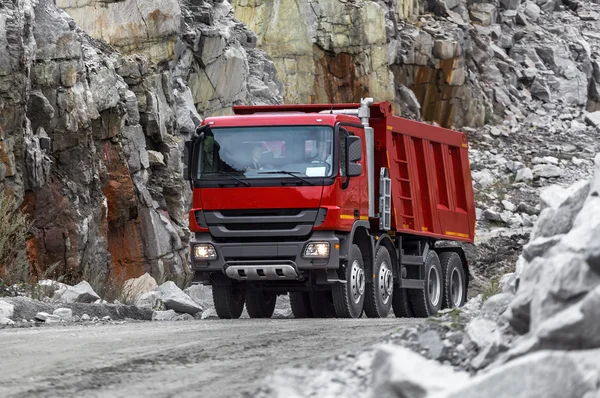Damperli kamyon bir taş ocağında çalışan