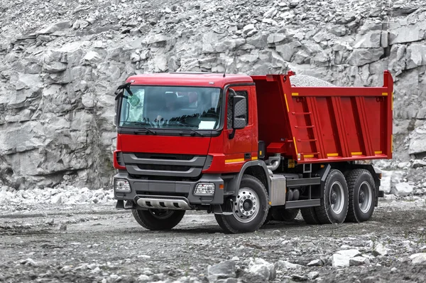 Damperli kamyon bir taş ocağında çalışan