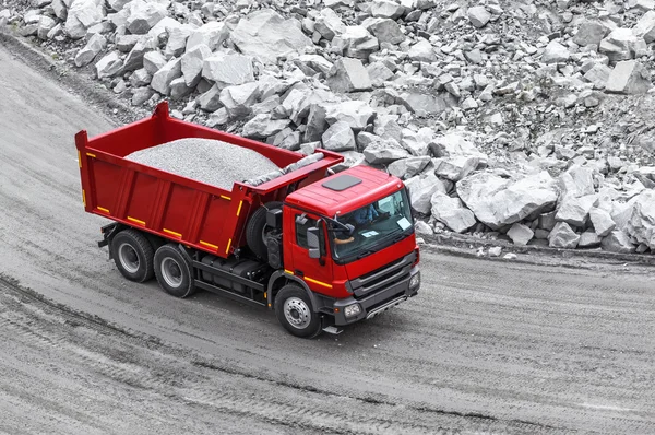 Damperli kamyon bir taş ocağında çalışan