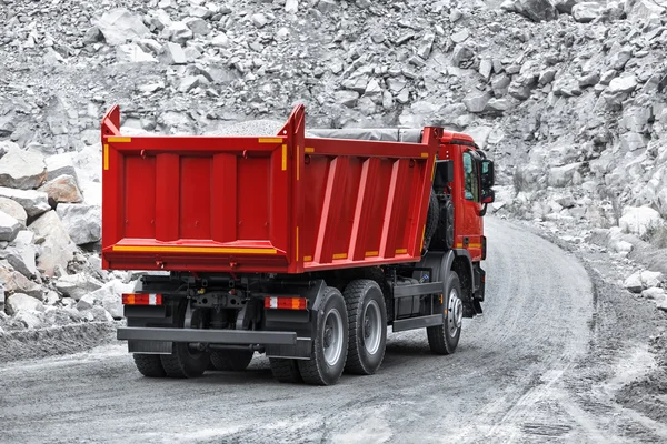 Damperli kamyon bir taş ocağında çalışan
