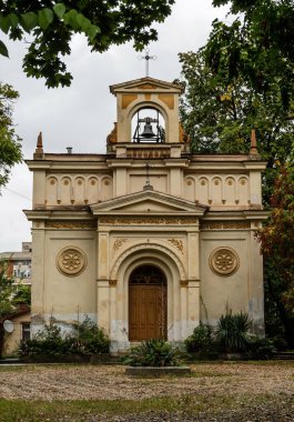 CRAIOVA, ROMANIA - 29 EPTEMBER 2024: Craiova 'daki Evanjelik Kilise 1870 ile 1872 yılları arasında mimar Lindhorst tarafından Neo-Rönesans tarzında inşa edilmiştir..