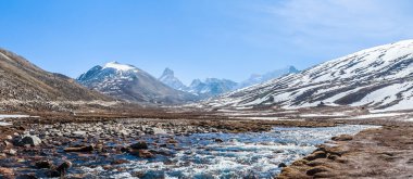 Snow Mountain View sabah sıfır noktasında mavi gökyüzü ile çarpıcı 