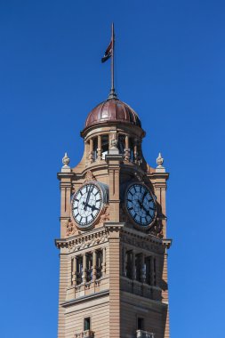 Mavi gökyüzünde Saat Kulesi