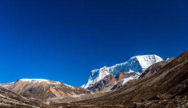 Tatlı, Lachen erken sabah mavi gökyüzü kar dağlar sahnede 