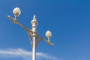Güzel Tay tarzında elektrik direğine mavi gökyüzünde