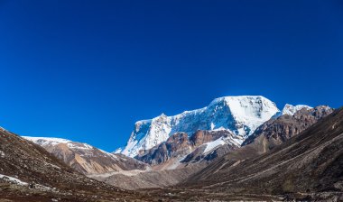 Tatlı, Lachen erken sabah mavi gökyüzü kar dağlar sahnede 