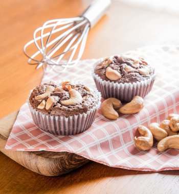 Fincan çikolatalı kek kek ile kaşu fındık üzerinde ahşap Backgr