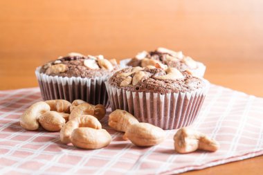 Fincan çikolatalı kek kek ile kaşu fındık üzerinde ahşap Backgr