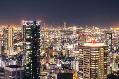 Japonya'nın Osaka gece görünümü