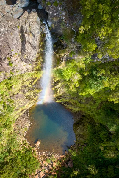 緑の植生に覆われた急な峡谷の底に湖に落ちて リスコ滝の空中 垂直方向のビュー 自然を背景に ポルトガルのマデイラ島でのハイキング — ストック写真