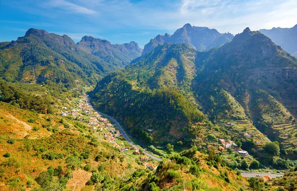 Viajando Madeira Vista Sobre Valle Con Casas Sinuoso Camino Contra — Foto de Stock