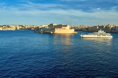 Gece renklerinde Antik Valletta. Kalkan okyanus gemisindeki liman tahkimatının duvarlarından bak. Kartpostal Malta 'da tatiller.