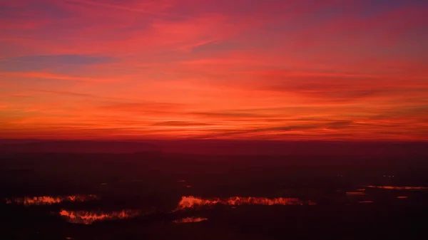 Cielo Rojo Anaranjado Después Del Atardecer Las Nubes Rojas Reflejan — Foto de Stock