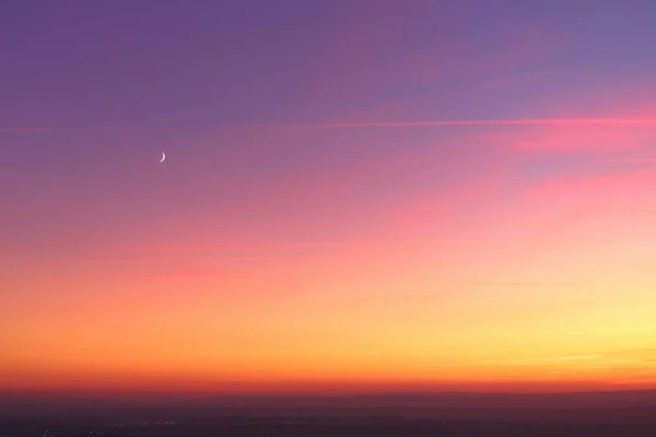 Tarde Colorido Cielo Púrpura Rosa Con Nubes Rojas Horizonte Naranja — Foto de Stock