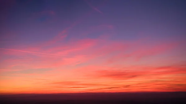 Tarde Colorido Cielo Púrpura Rosa Con Nubes Rojas Horizonte Naranja — Foto de Stock