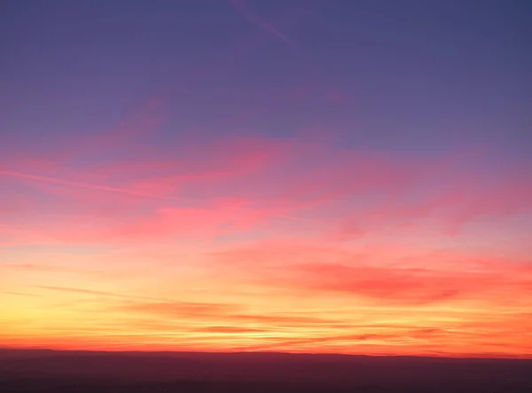 Вечернее Красочное Пурпурно Розовое Небо Красными Облаками Оранжевым Горизонтом Аэрофотосъемка — стоковое фото