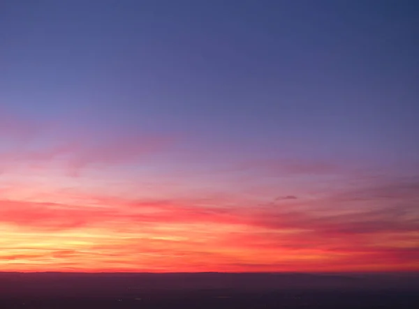 Tarde Colorido Cielo Púrpura Rosa Con Nubes Rojas Horizonte Naranja — Foto de Stock