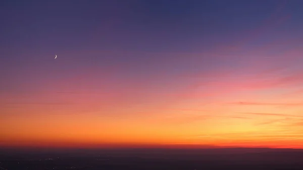 Tarde Colorido Cielo Púrpura Rosa Con Nubes Rojas Horizonte Naranja — Foto de Stock