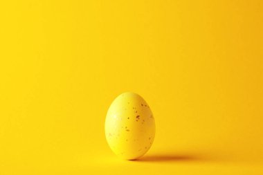 Sarı arka planda Paskalya sarısı yumurta. Kapat..