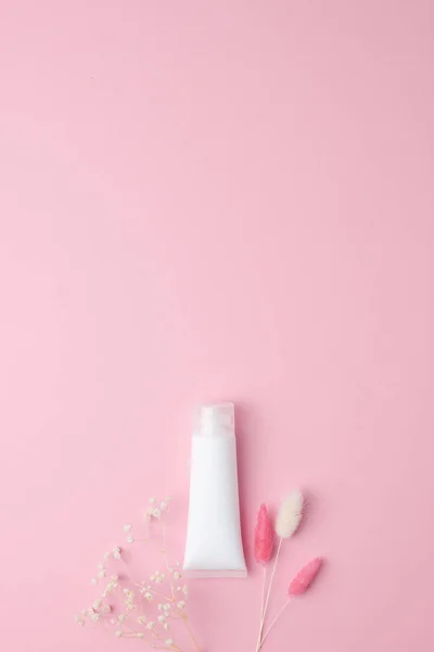 Tubo Branco Creme Cosmético Com Flores Fundo Rosa Flat Lay — Fotografia de Stock