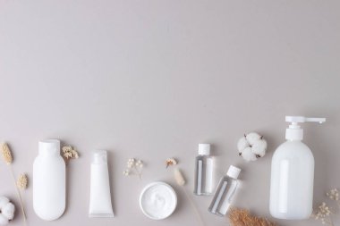 Gri cilt bakım ürünleri ile kozmetik arka plan. Düz yat, boşluğu kopyala