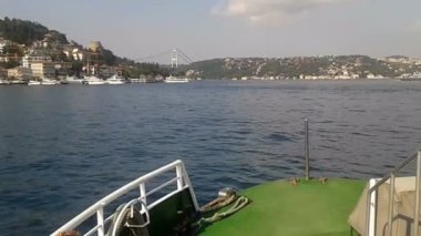 Yat, güzel evler ve Köprüsü