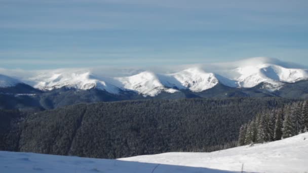 Geweldige besneeuwde bergketen, — Stockvideo