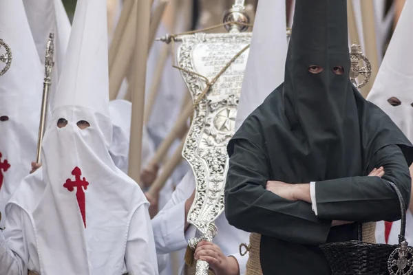 Nazarenes Bußzeit der Bruderschaft der borriquita, heilige Woche in Sevilla — Stockfoto