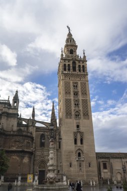 Sevilla'daki Giralda adlı ünlü Kulesi