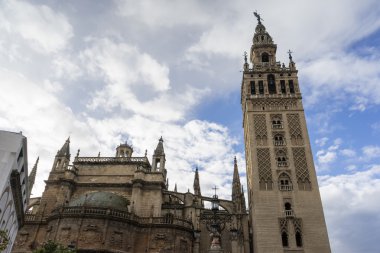 Sevilla'daki Giralda adlı ünlü Kulesi