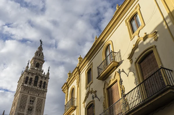 Famosa torre llamada la Giralda de Sevilla — Foto de Stock