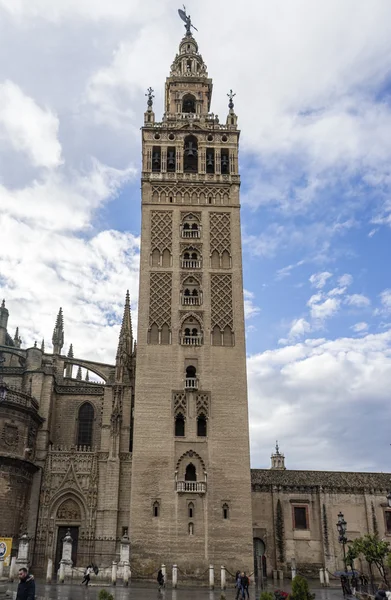 Berühmter turm namens giralda in seville — Stockfoto