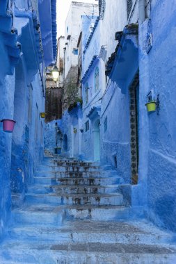 Mavi şehir Chefchaouen Fas sokaklarında