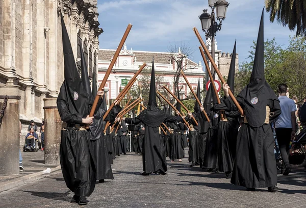 Botgörare med sitt kors, heliga veckan i Sevilla Nazarene broderskap av studenter — Stockfoto